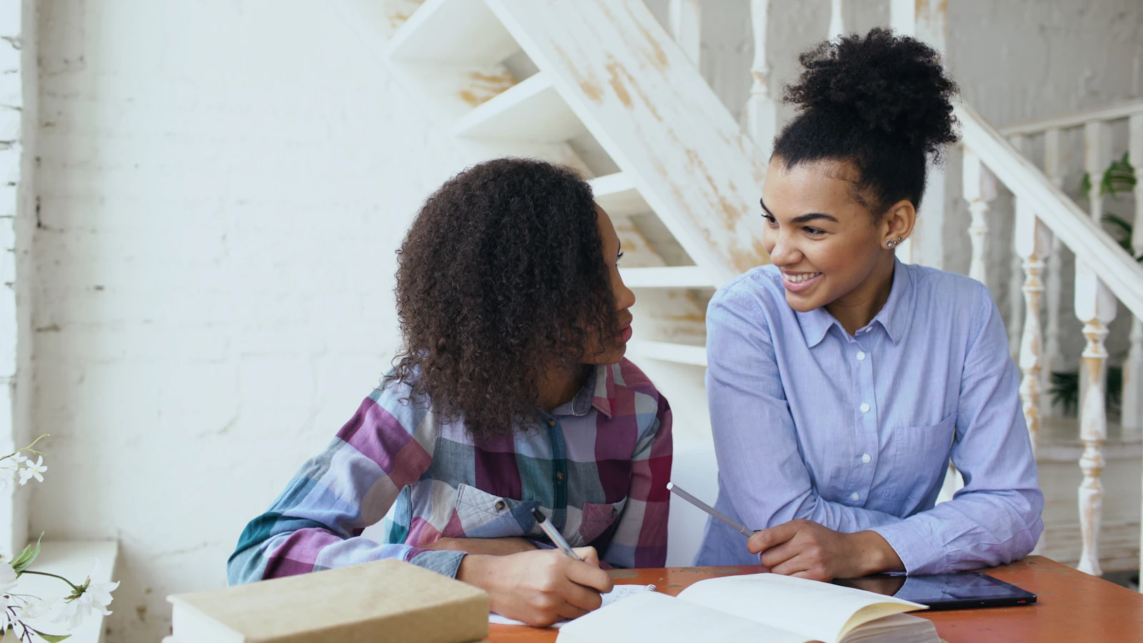Un apprenant et un enseignant travaillent ensemble